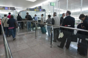 Área de control de pasaportes del aeropuerto del Prat.-/ SERGIO LAINZ