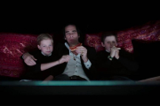 Nick Cave y sus hijos, Arthur (izquierda) y Earle, en el documental '20.000 días en la tierra.-