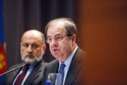 Herrera, durante su intervención, junto a Pérez de los Cobos. / CONCHA ORTEGA-ICAL-