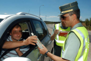 Un control de alcoholemia instalado en una de las carreteras de la provincia. /VALENTÍNGUISANDE-