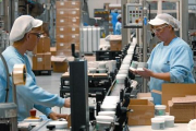 Trabajadoras de una planta de productos cosméticos.-JOAN REVILLAS