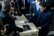 Manuel Valls vota en la primera vuelta de las primarias de la izquierda francesa.-ETIENNE LAURENT / EFE