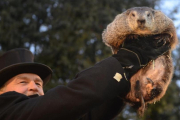 John Griffiths muestra la marmota Phil a la multitud reunida este jueves en Punxsutawney.-REUTERS / ALAN FREED