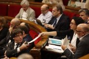 Marta Rovira le hace llegar un papel al Parlament.-ALBERT BERTRAN