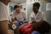 El equipo de MSF ayuda a una mujer rescatada a dar a luz a bordo del 'Dignity I'.-TWITTER / MARTA SOSZYNSKA
