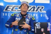 Aleix Espargaró se pone el protector de pecho antes de salir a entrenarse en Le Mans.-EMILIO PÉREZ DE ROZAS / Enviado especial