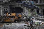 Una calle en ruinas de la ciudad iraquí de Mosul.-AP / FELIPE DANA