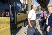 Pasajeros en una parada de transporte de viajeros en Soria. / ICAL-