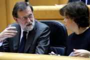 Mariano Rajoy y Soraya Sáenz de Santamaría, en el Senado.-/ JUAN MANUEL PRATS