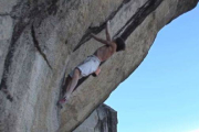 El atleta Dean Potter, durante una de sus escaladas extremas en el parque nacional de Yosimete (California), donde ha muerto este fin de semana pasado al tratar de lograr un salto base.-