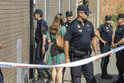 Agentes de la Policía Nacional vigilan durante un registro por orden judicial en Barcelona.-DANNY CAMINAL