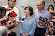 La candidata a la presidencia del Partido Popular Soraya Saenz de Santamaria atiende a los medios en Salamanca. /-J.M. GARCÍA