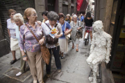 Turistas del Imserso por las calles de Barcelona.-ARCHIVO / JOAN PUIG