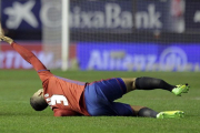 Tano se duele sobre el césped.-EFE