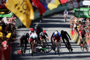 Caída en el esprint final en Vittel.-REUTERS / BENOIT TESSIER