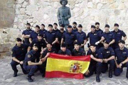 Agentes de la Guardia Civil, junto a la estatua de Franco en Melilla.-