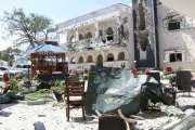 Vista del hotel tras el atentado.-AP