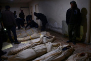 Víctimas de un reciente bombardeo del régimen en las afueras de Damasco.-BASSAM KHABIEH / REUTERS