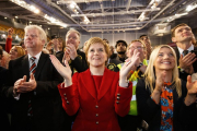 Nicola Sturgeon sigue el recuento de votos en la sede del Partido Nacionalista Escocés (SNP), anoche en Glasgow.-EFE / ROBERT PERRY