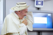 El Papa se sostiene un sombrero panameño en el vuelo de regreso de Cracovia, el pasado domingo.-AFP / FILIPPO MONTEFORTE