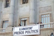 Pancarta en la fachada del Ajuntament pidiendo la liberación de Jordi Cuixart y jordi Sánchez.-TONI SUST