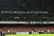 Pancarta mostrada en el estadio San Paolo de Nápoles donde se podía leer "Valentino, a Valencia sin reglas. Tíbia y Peroné"-