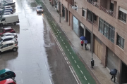 Viandantes con paraguas en una calle de Soria. HDS