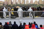 Un grupo de migrantres esperan para desembarcar a bordo de un barco de Frontex en Sicilia en una foto del febrero del 2015.-MARCELLO PATERNOSTRO (AFP)