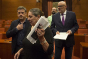 En la imagen, de izquierda a derecha, Jordi Orobitg, Gabriela Serra y Lluís Corominas en el Parlament.-ALBERT BERTRAN