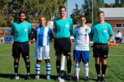 Las capitanas y el trío arbitral, antes del inicio del partido.-EL PERIÓDICO