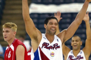 El exjugador puertorriqueño, José 'Piculín' Ortiz, celebra una canasta de su equipo en el Mundial de Indianápolis del 2002.-ADREES LATIF / REUTERS