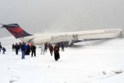 El McDonell Douglas de Delta, sobre la pista de aterrizaje del aeropuerto de LaGuardia.-Foto: EL PERIÓDICO