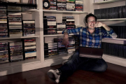 El mirandés Pablo Kurt, creador de FilmAffinity, rodeado de películas-THOMAS CANET