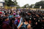 Migrantes de la segunda caravana se enfrentan con la Policia de Guatemala en Tecun Uman.-EL PERIÓDICO