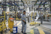 Un operario en la planta de Renault en Tánger.-DAVID TEMPLIER