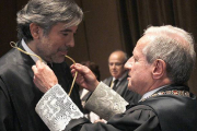 Enrique López (izquierda), en su toma de posesión como magistrado del Tribunal Constitucional, en junio del 2013.-EFE / KOTE RODRIGO
