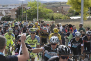 Los ciclistas de la Vuelta a España en el punto de avituallamiento a su paso por la localidad de Ágreda con una importante presencia de público.-Valentín Guisande
