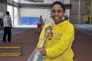 Brenda Mateo fue bronce en pértiga en el Nacional Júnior de Pista.-VALENTÍN GUISANDE