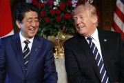 El presidente de EEUU, Donald Trump, con el primer ministro japonés, Shinzo Abe.-PABLO MARTINEZ MONSIVAIS / AP