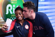 Simone Biles y Zac Efron durante su encuentro en Río 2016-Simone_Biles / TWITTER