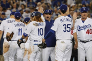 Los jugadores de los Dodgers de Los Angeles se felicitan tras ganar a los Astros de Houston.-EFE/ EUGENE GARCIA
