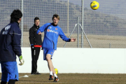 Gorka Larrea en el entrenamiento de ayer del Numancia. / V. Guisande-