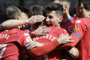 Los jugadores del Numancia se abrazan para celebrar el primer gol del partido.-Luis Ángel Tejedor