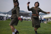 Desertoras de Corea del Norte bailan con uniformes militares de su país de origen en una exposición por la unificación de las dos Coreas, en Seúl, este viernes.-Foto:  AFP / ED JONES