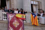 Alberto Fernández Díaz sostiene la bandera española, junto a Alfred Bosch, con la 'estelada'.-DANNY CAMINAL