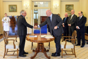 El comisionado de Justicia Peter McClellan (izquierda), y el gobernador general de Australia, Peter Cosgrove, se dan la mano tras la firma del documento final de la comisión especial de la pederastia en Australia.-/ JEREMY PIPER/ROYAL COMMISSION I (EFE)