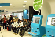 Parados en la sala de espera de una oficina de empleo de la Generalitat.-ACN