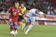 Luis Valcarce jugaba su último partido ante el Zaragoza, en la imagen con Zapater.-Valentín Guisande