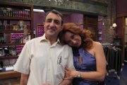 Chiqui Fernández y Juanjo Cucalón, en el plató en el que se rueda la serie 'La peluquería'.-RTVE