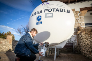 Juan Carlos García llena una garrafa con agua del depósito de Diputación. GONZALO MONTESEGURO